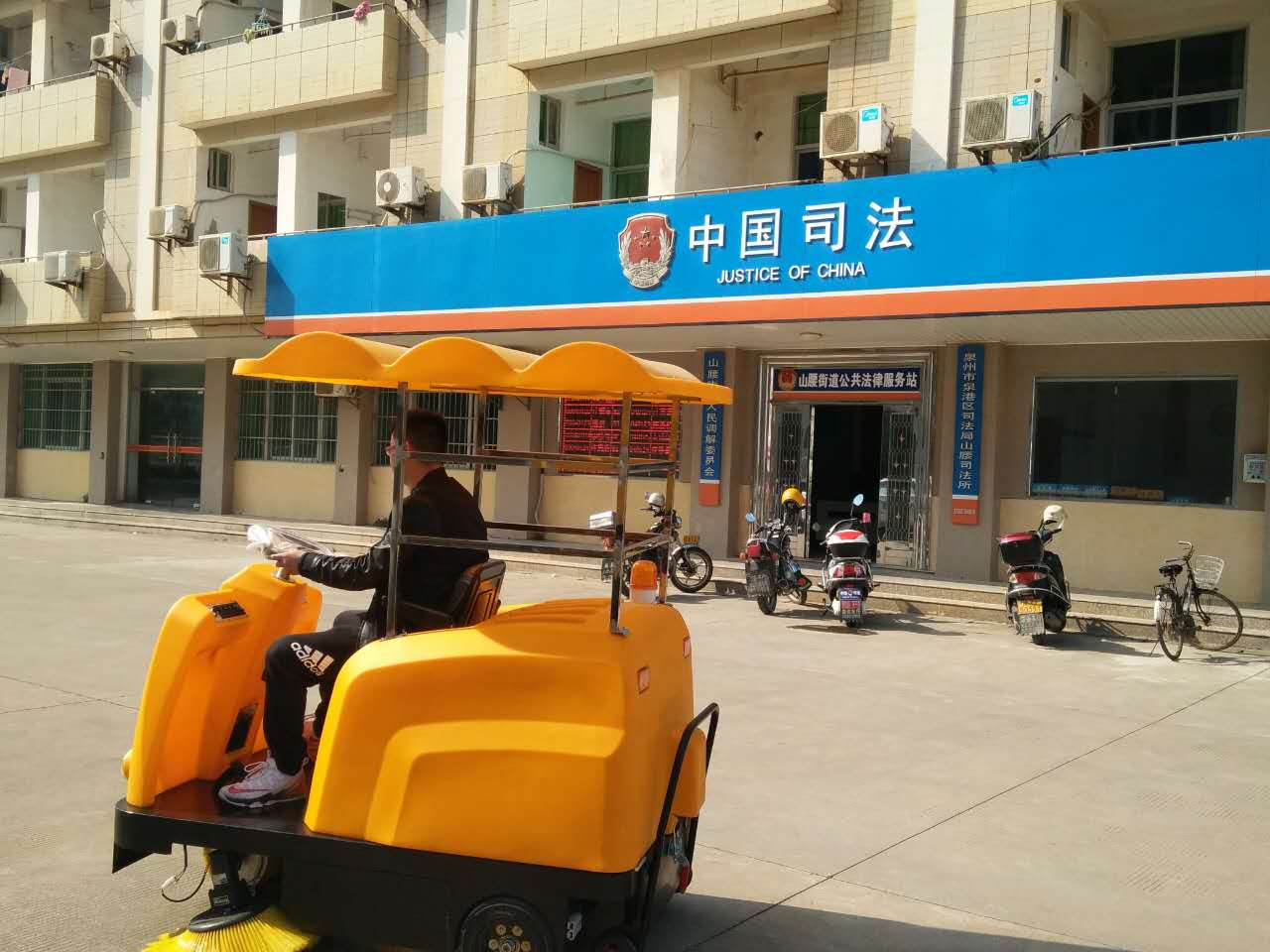 驚！一輛潔博士路面清掃機，惹得員工搶著(zhù)干活？
