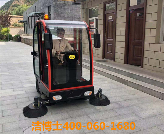 潔博士駕駛掃地機，洗地機客戶(hù)案例-牡丹江鏡鵬會(huì )展服務(wù)有限公司